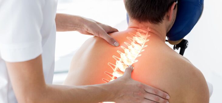 Osteochondroze sergantį pacientą apžiūri gydytojas